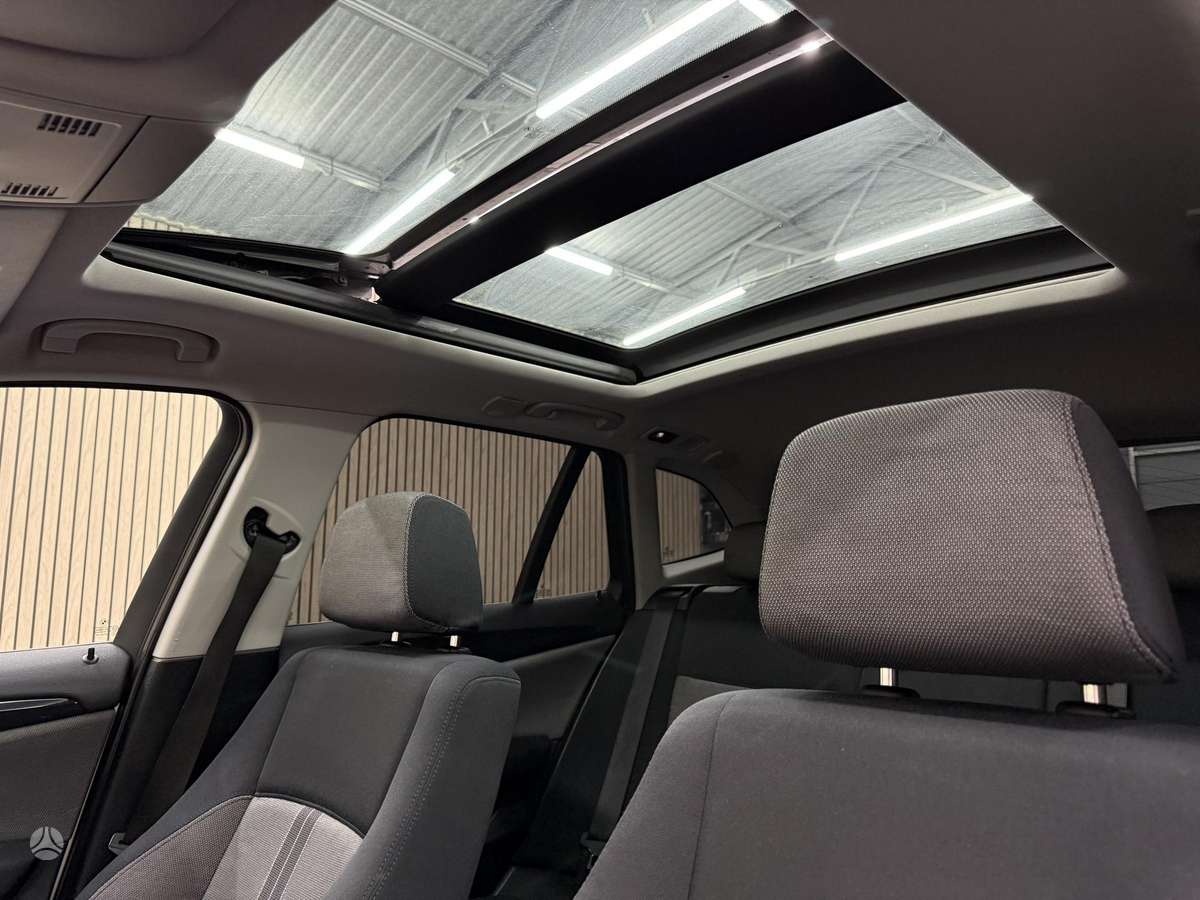 BMW X1 2011 — салон