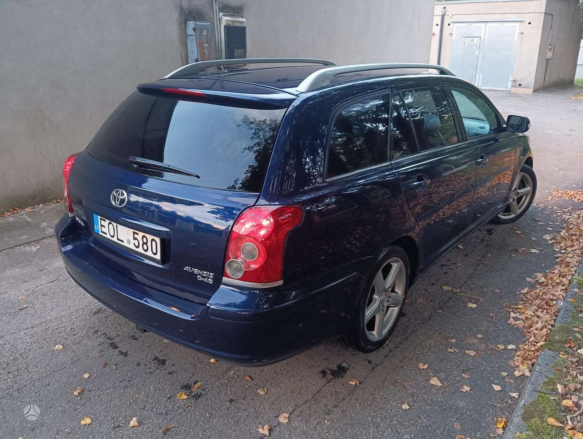 Toyota Avensis 2006 — вигляд ззаду