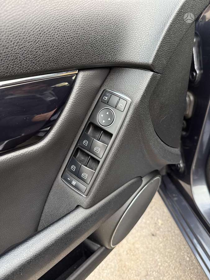 Mercedes-Benz C180 2011 — photo 10