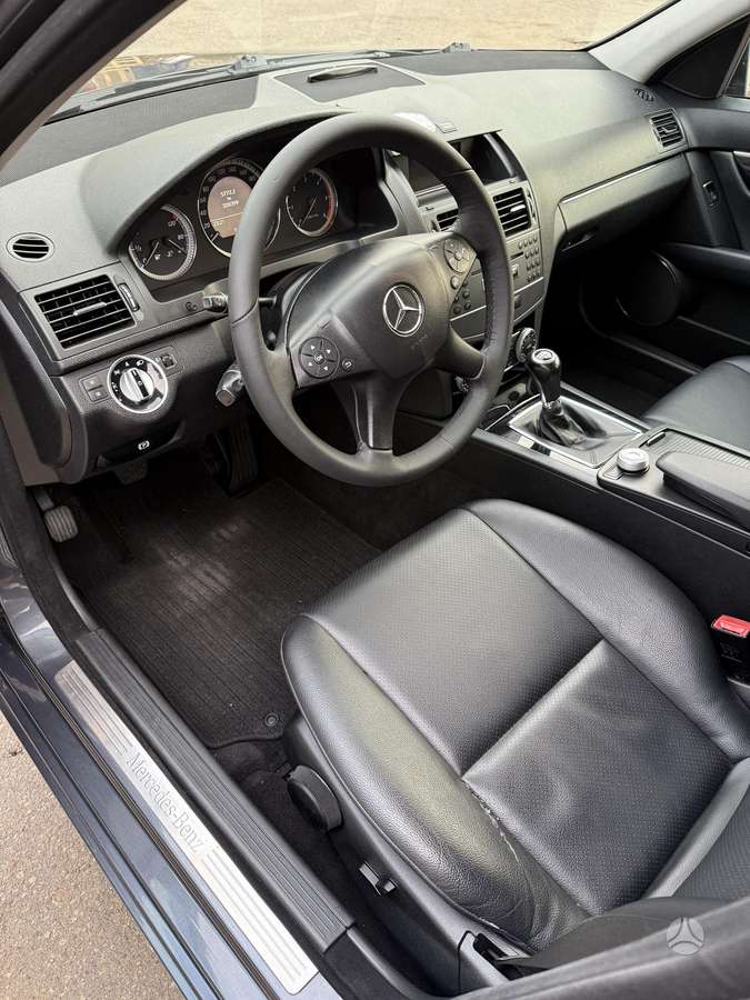 Mercedes-Benz C180 2011 — photo 11