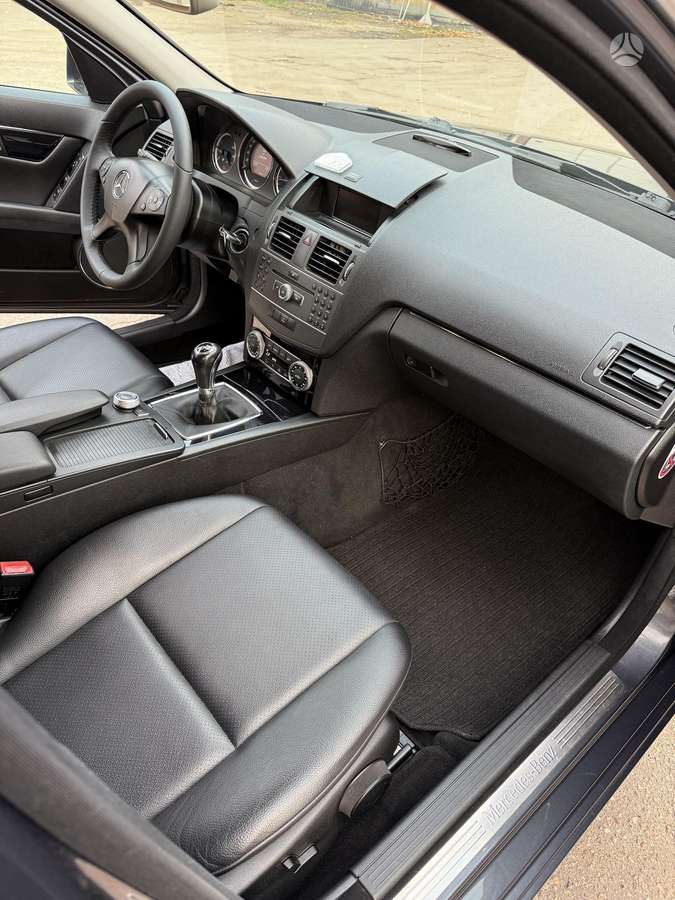 Mercedes-Benz C180 2011 — photo 15
