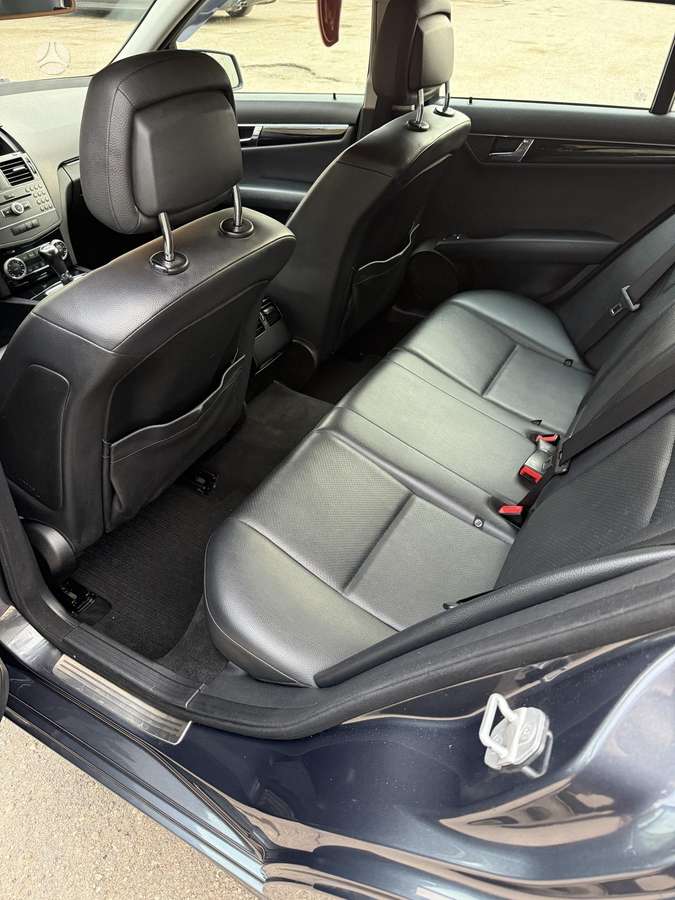 Mercedes-Benz C180 2011 — photo 7