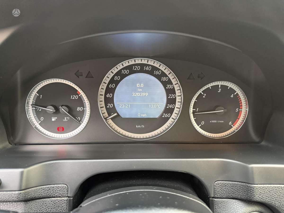 Mercedes-Benz C180 2011 — photo 9