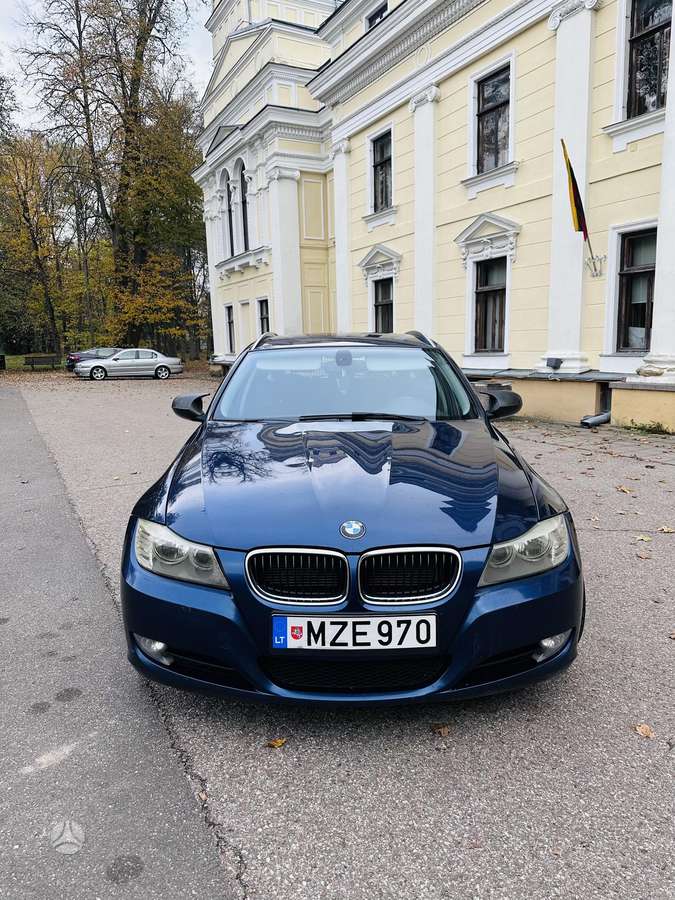 BMW 320 2012 — салон