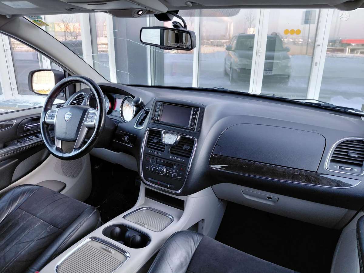 Lancia Voyager 2012 — photo 10