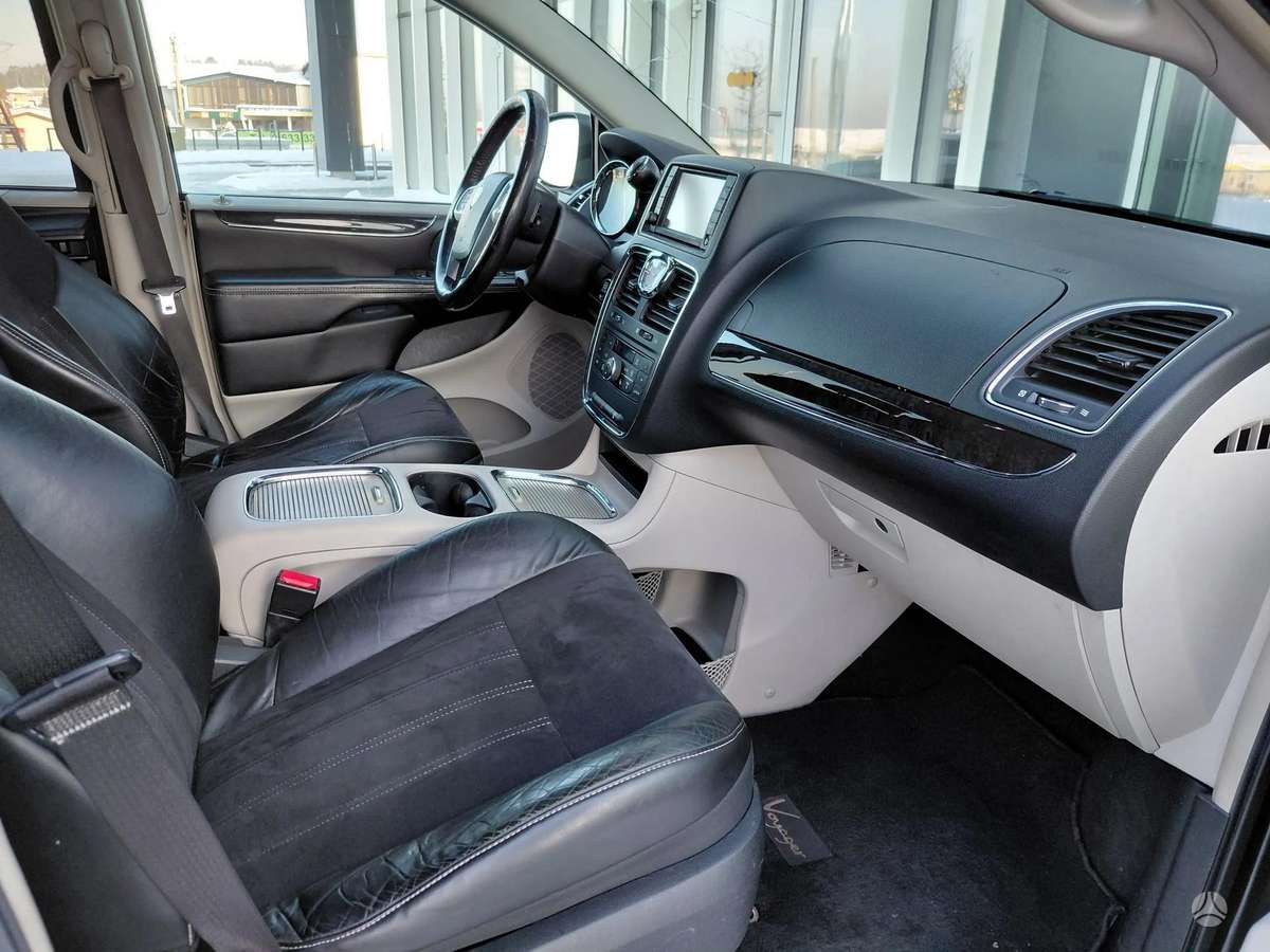 Lancia Voyager 2012 — photo 11