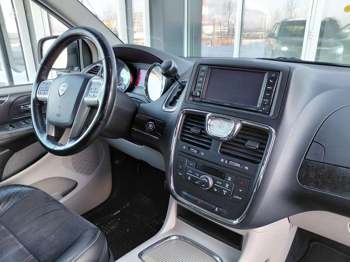 Lancia Voyager 2012 — photo 12