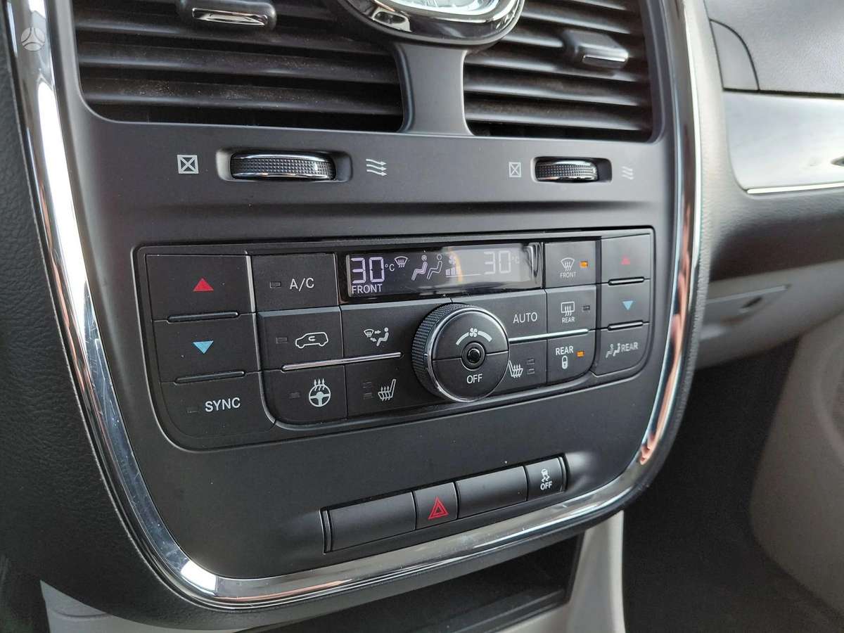 Lancia Voyager 2012 — photo 13