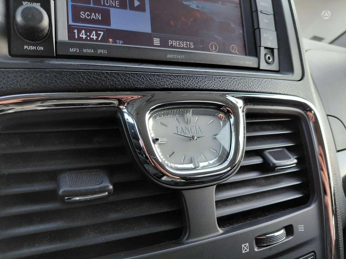 Lancia Voyager 2012 — photo 14