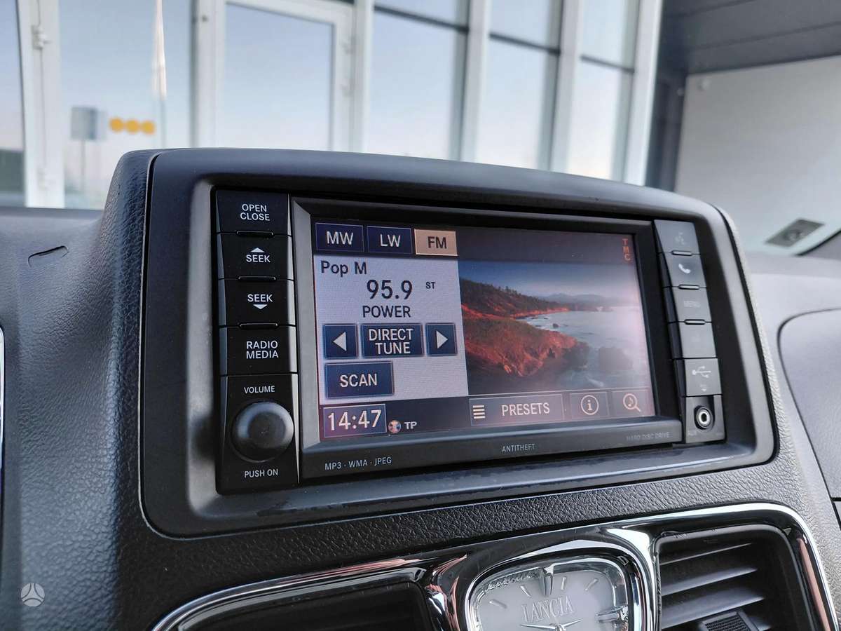 Lancia Voyager 2012 — photo 15