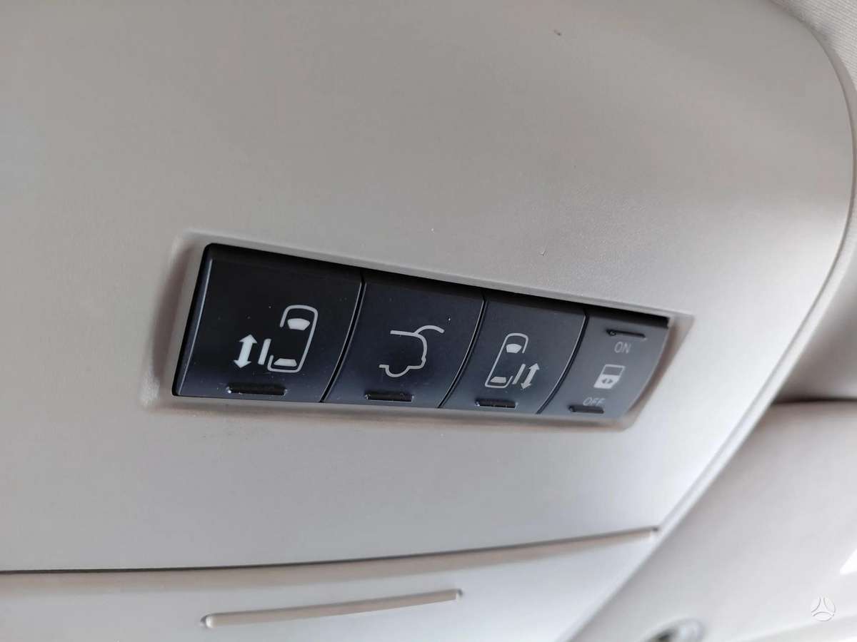 Lancia Voyager 2012 — photo 16