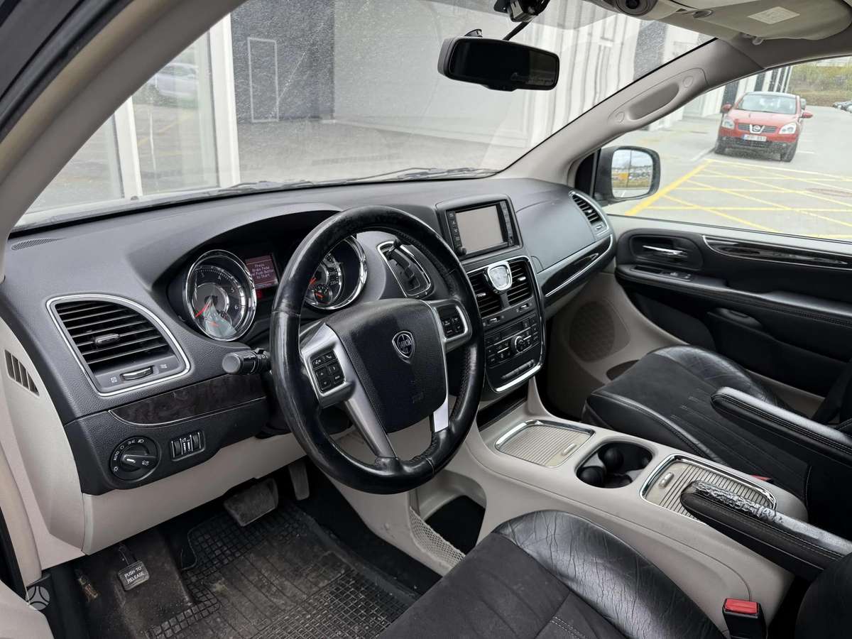 Lancia Voyager 2012 — photo 6