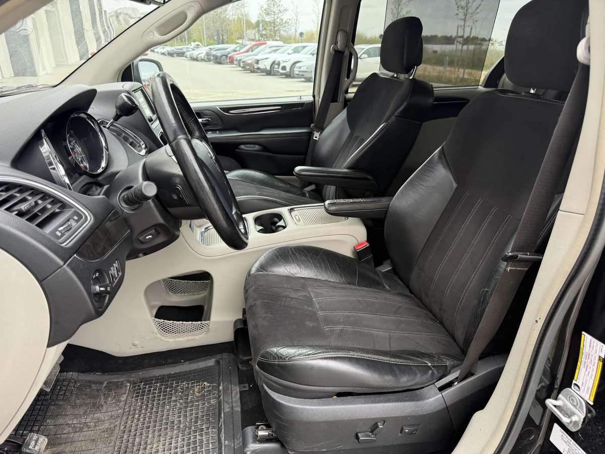 Lancia Voyager 2012 — photo 7