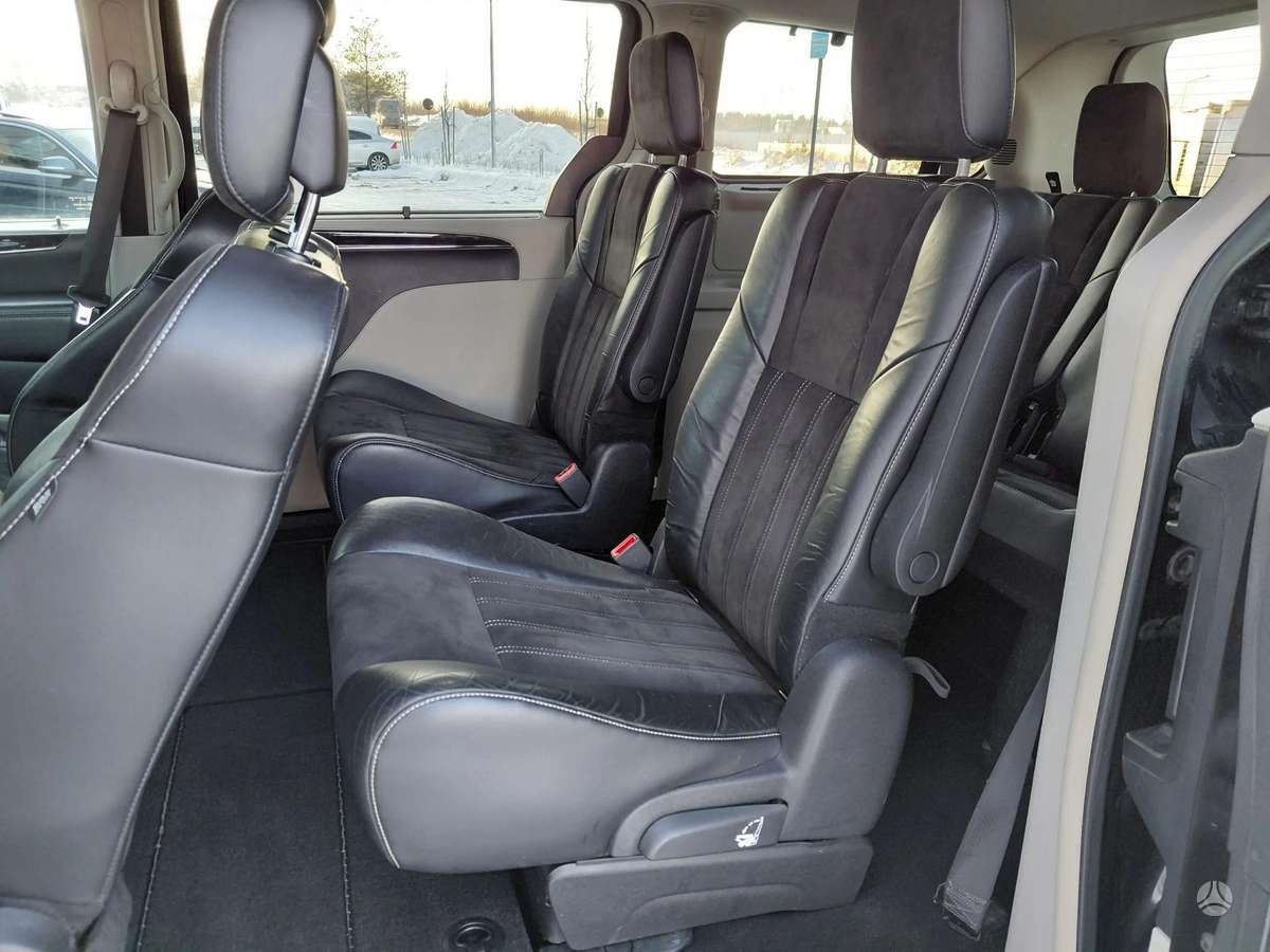 Lancia Voyager 2012 — photo 8
