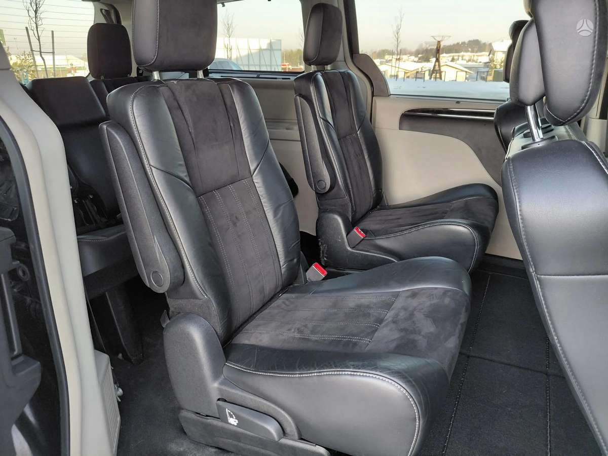 Lancia Voyager 2012 — photo 9