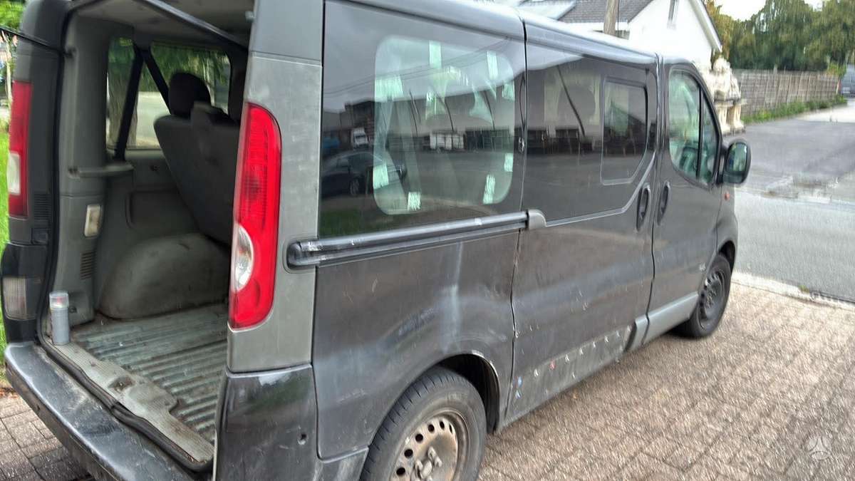 Opel Vivaro 2012 — interior