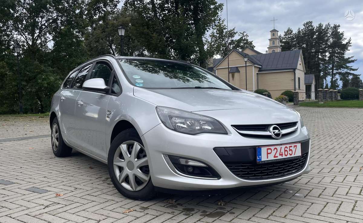 Opel Astra 2013 — вигляд ззаду