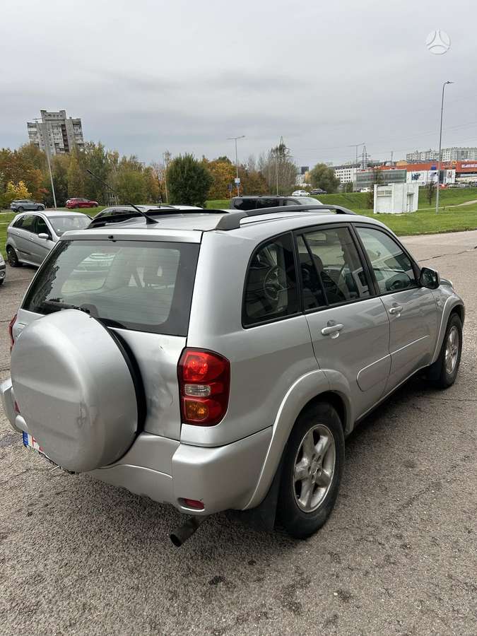 Toyota RAV4 2004 — rear view