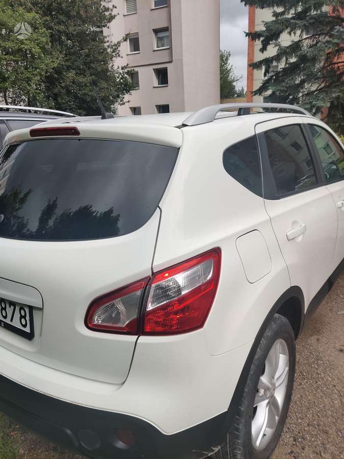 Nissan Qashqai 2011 — rear view