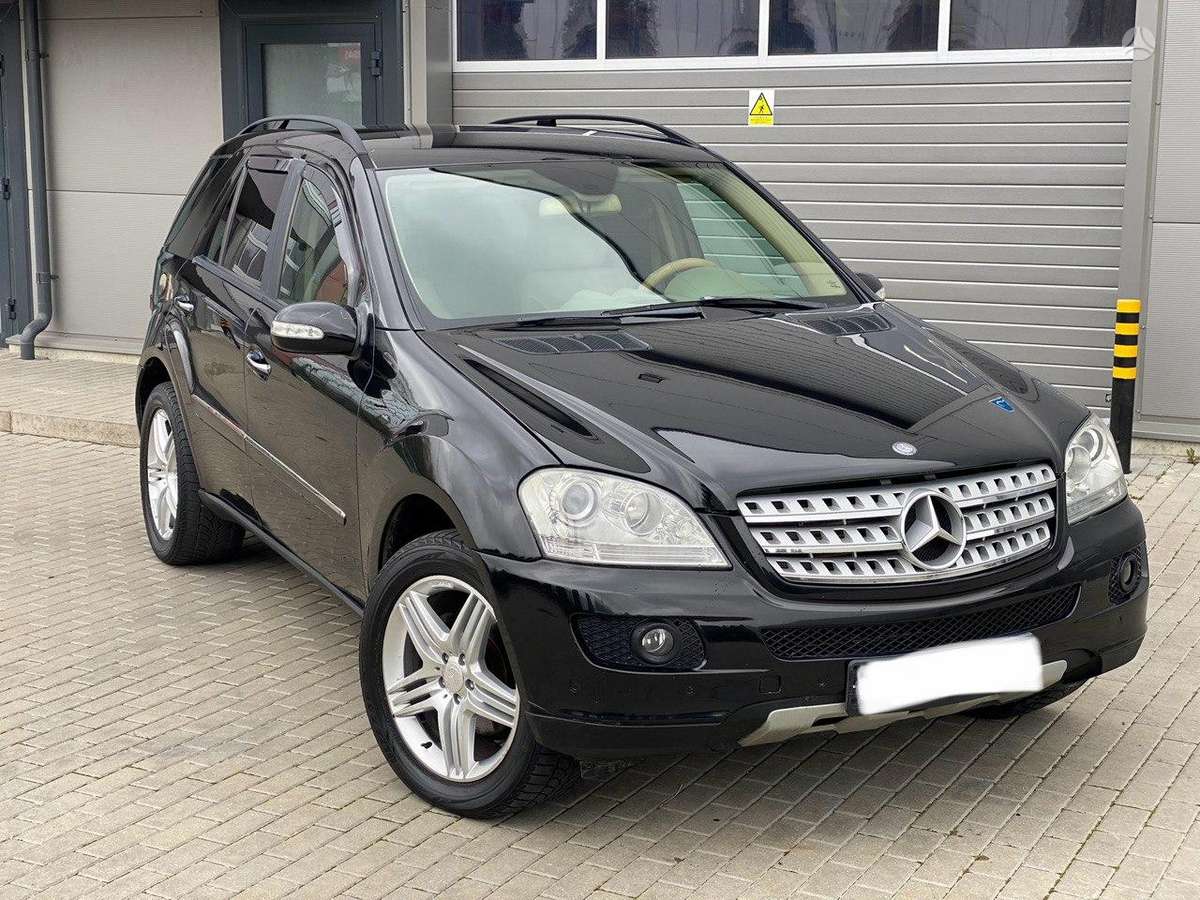 Mercedes-Benz ML320 2006 — вигляд ззаду
