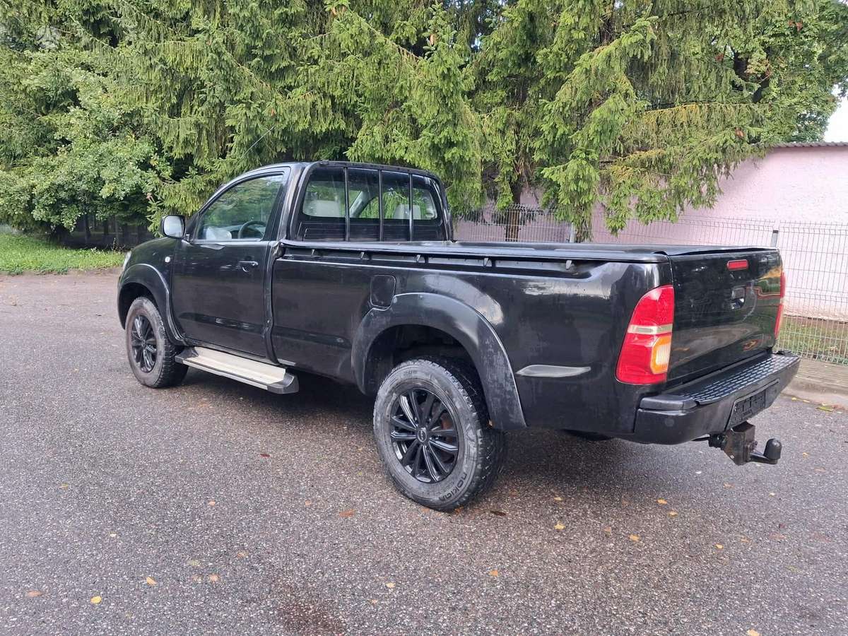 Toyota Hilux 2006 — rear view