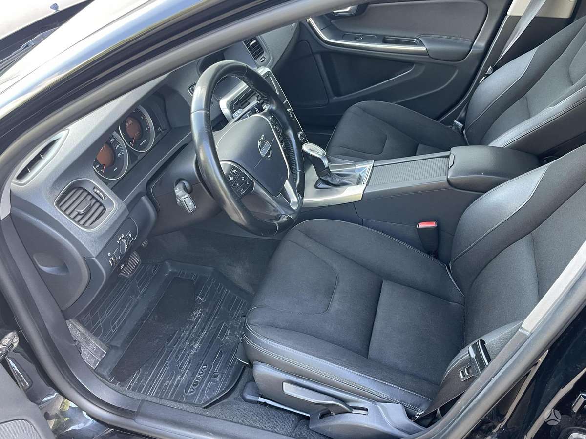 Volvo V60 2012 — photo 12