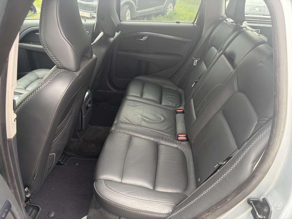 Volvo V70 2012 — photo 11
