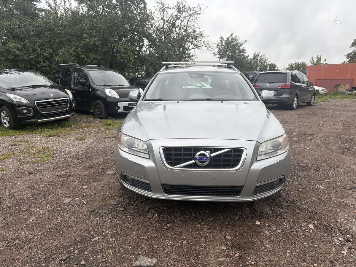 Volvo V70 2012 — rear view