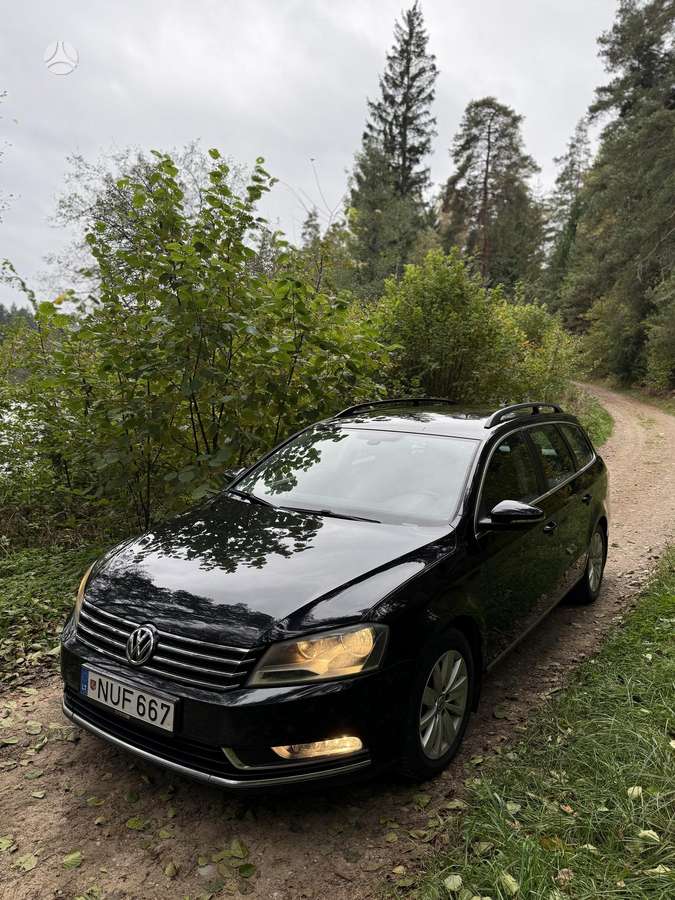Volkswagen Passat 2012 — rear view