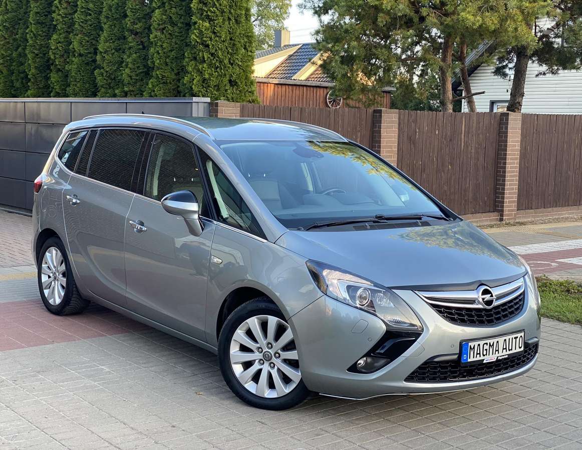 Opel Zafira 2012 — вигляд ззаду