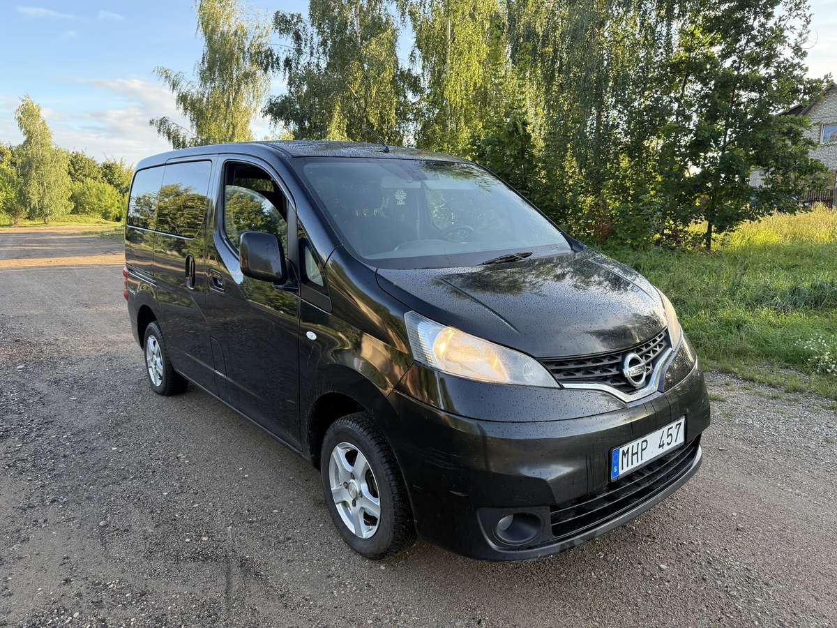Nissan NV200 2012 — rear view
