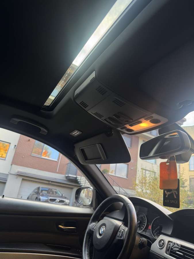 BMW 330 2010 — photo 10
