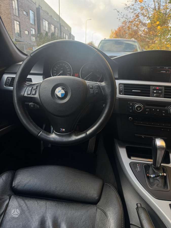 BMW 330 2010 — photo 11