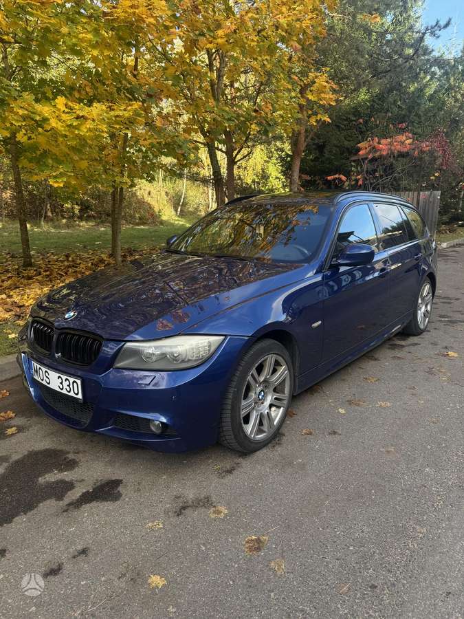 BMW 330 2010 — rear view