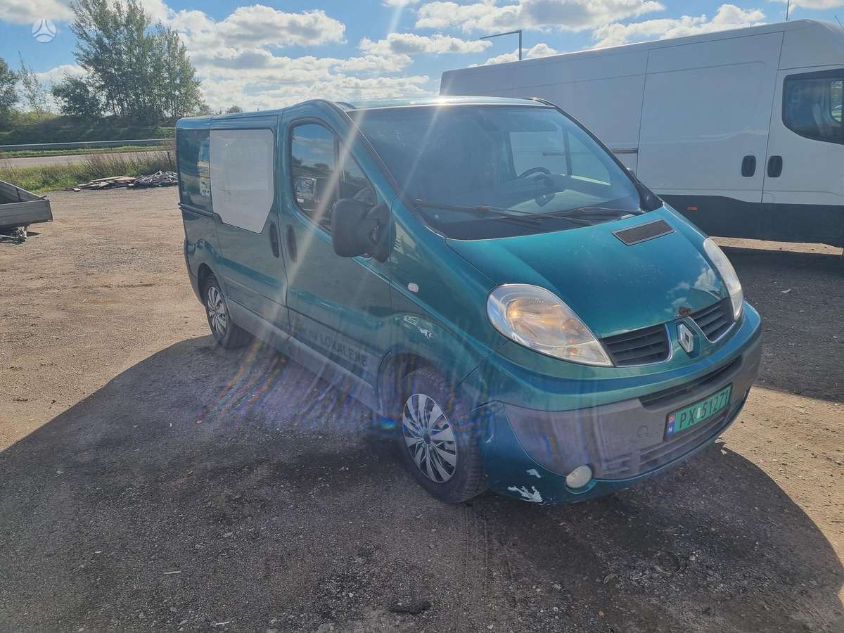 Renault Trafic 2010 — rear view