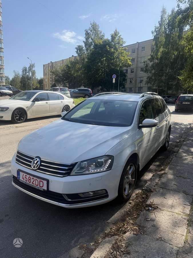 Volkswagen Passat 2011 — rear view