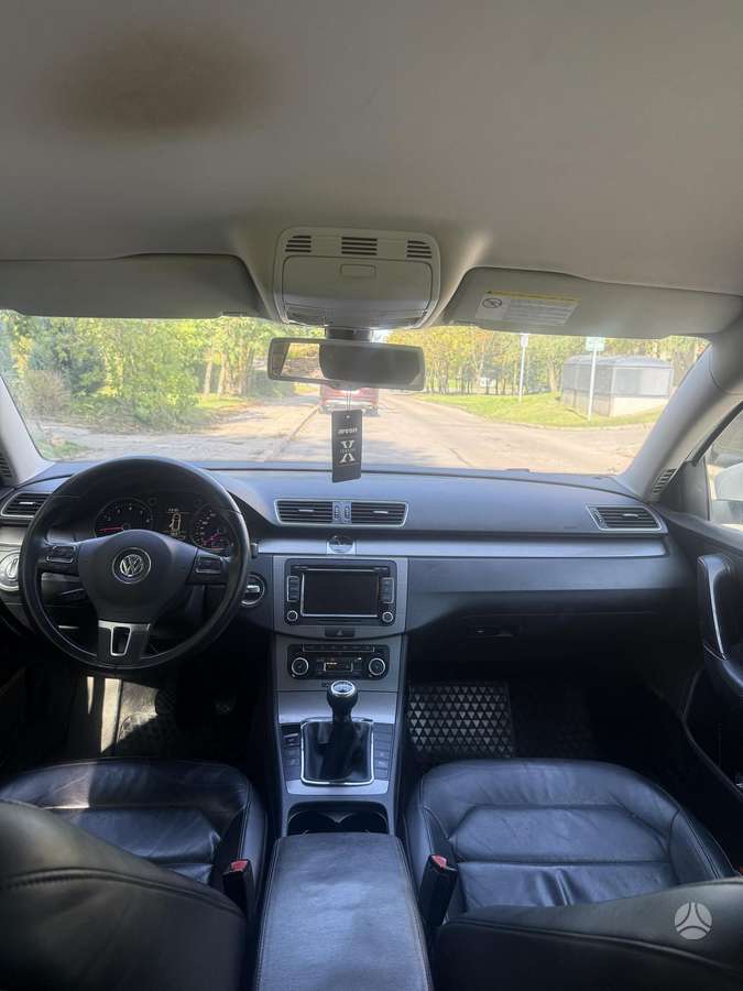 Volkswagen Passat 2011 — photo 9