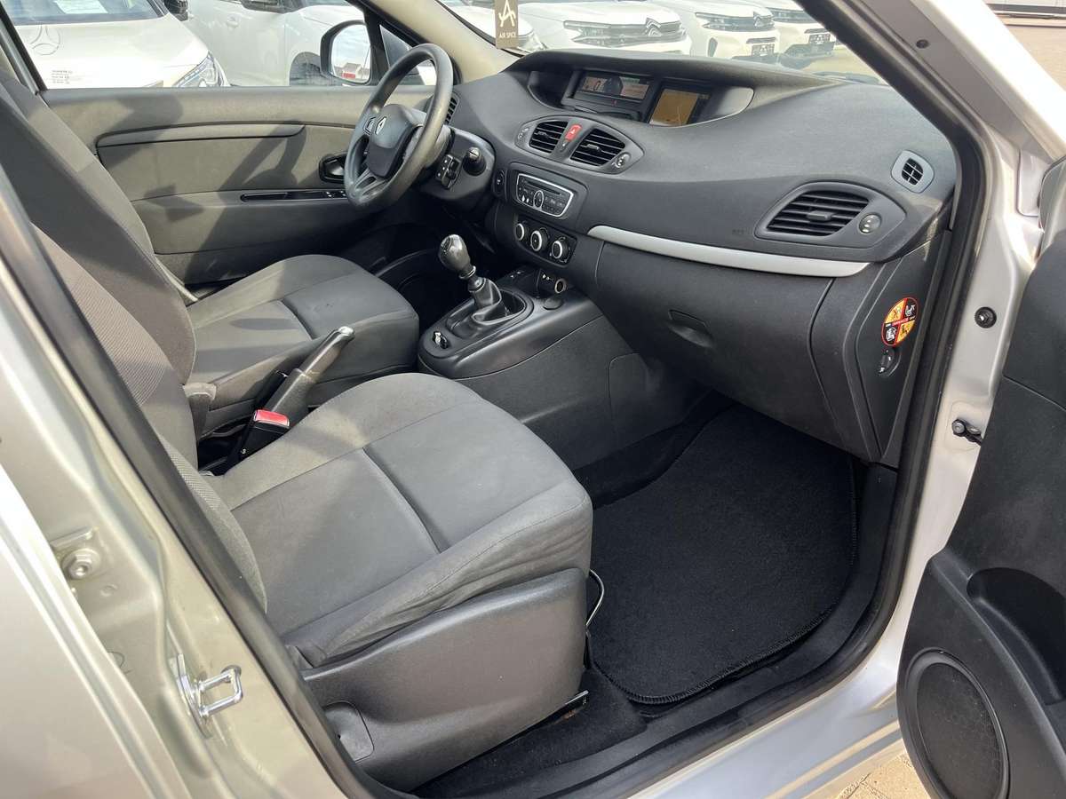 Renault Scenic 2011 — photo 18