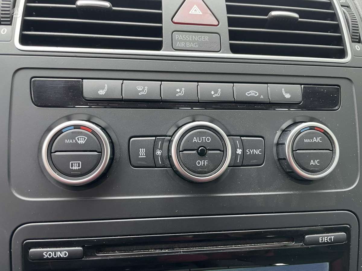 Volkswagen Touran 2013 — photo 14