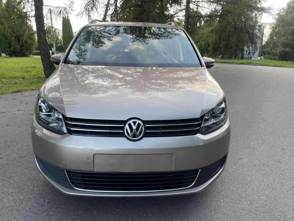 Volkswagen Touran 2013 — interior