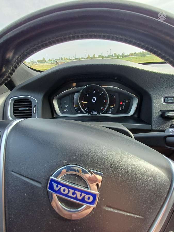 Volvo V60 2015 — photo 10