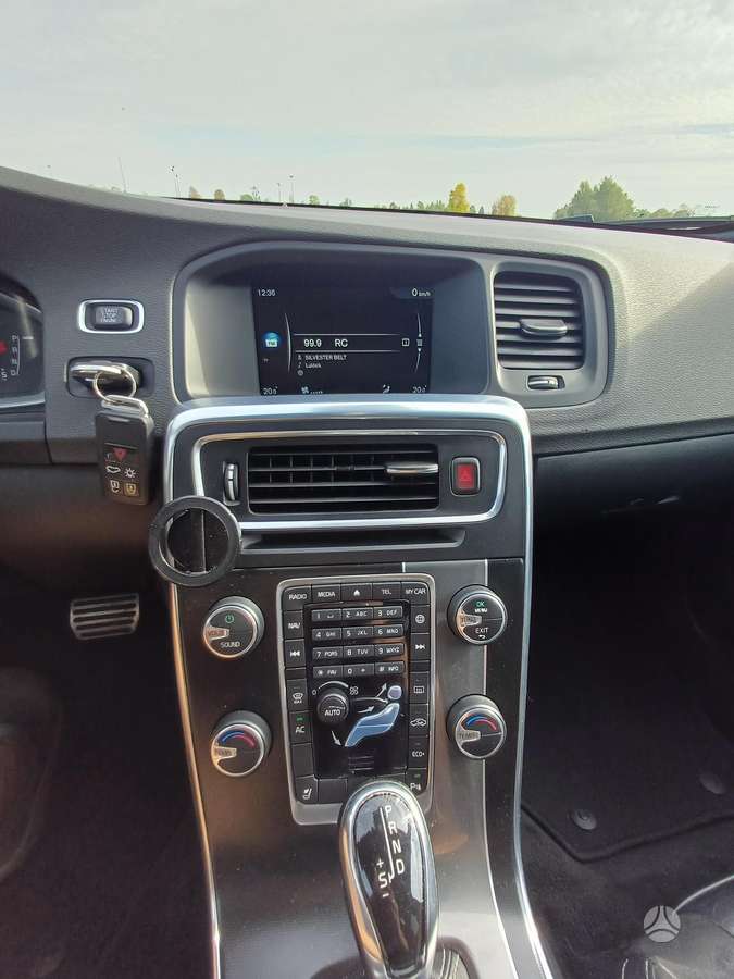 Volvo V60 2015 — photo 11