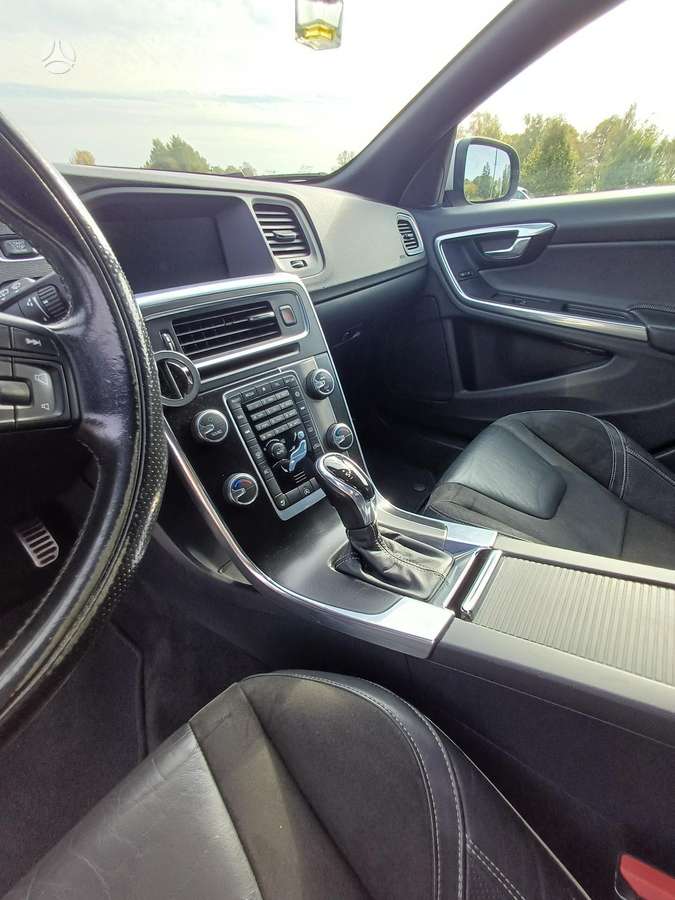 Volvo V60 2015 — photo 12