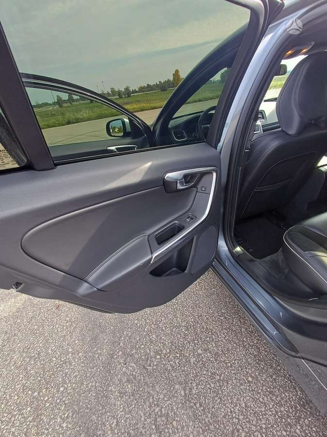 Volvo V60 2015 — photo 17
