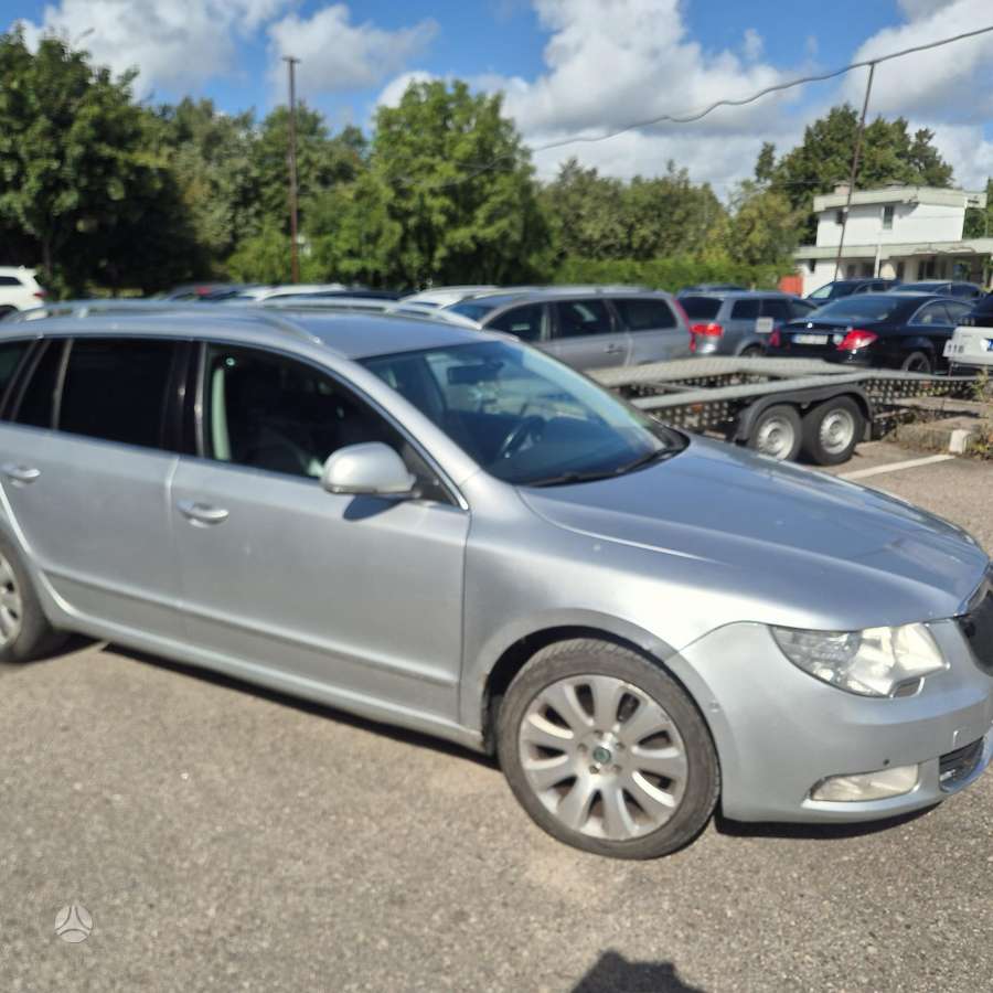 Skoda Superb 2011 — interior