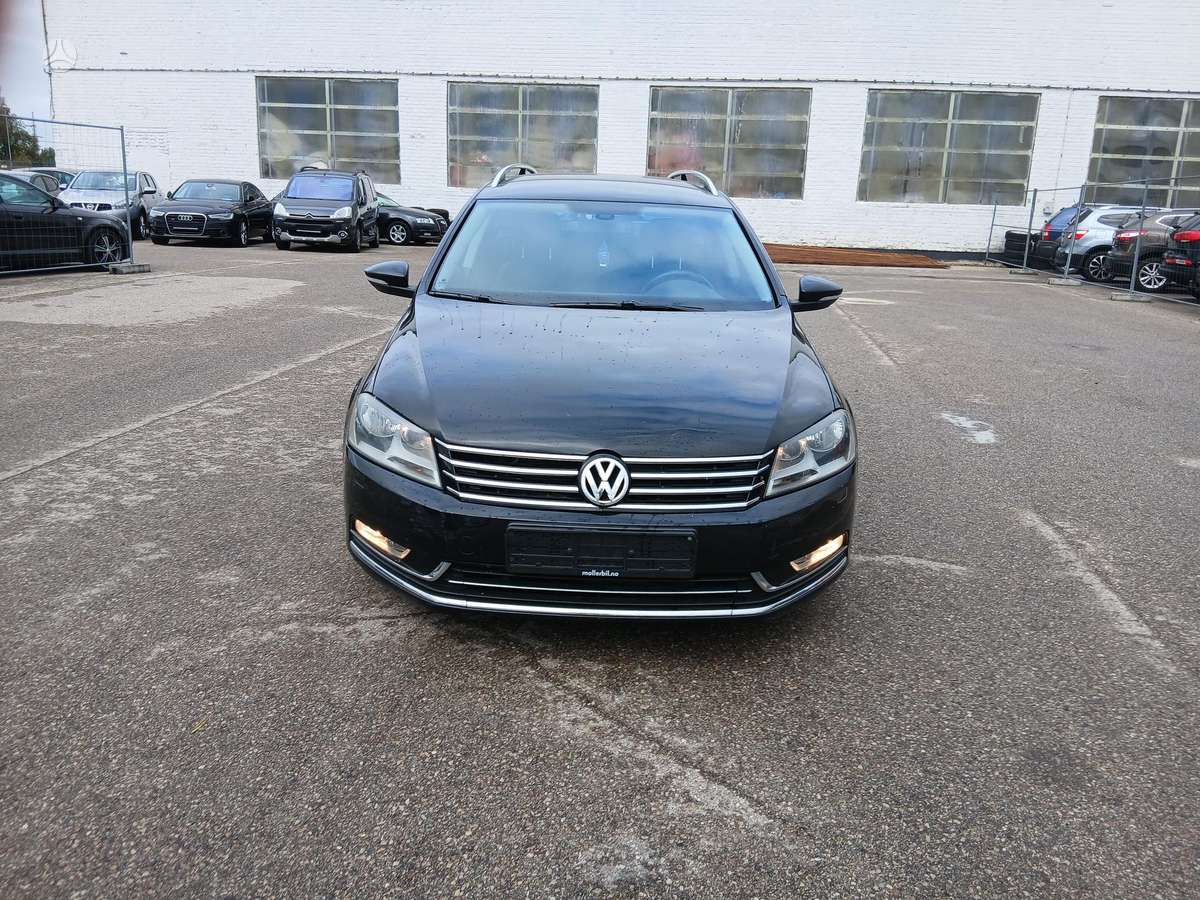 Volkswagen Passat 2012 — rear view