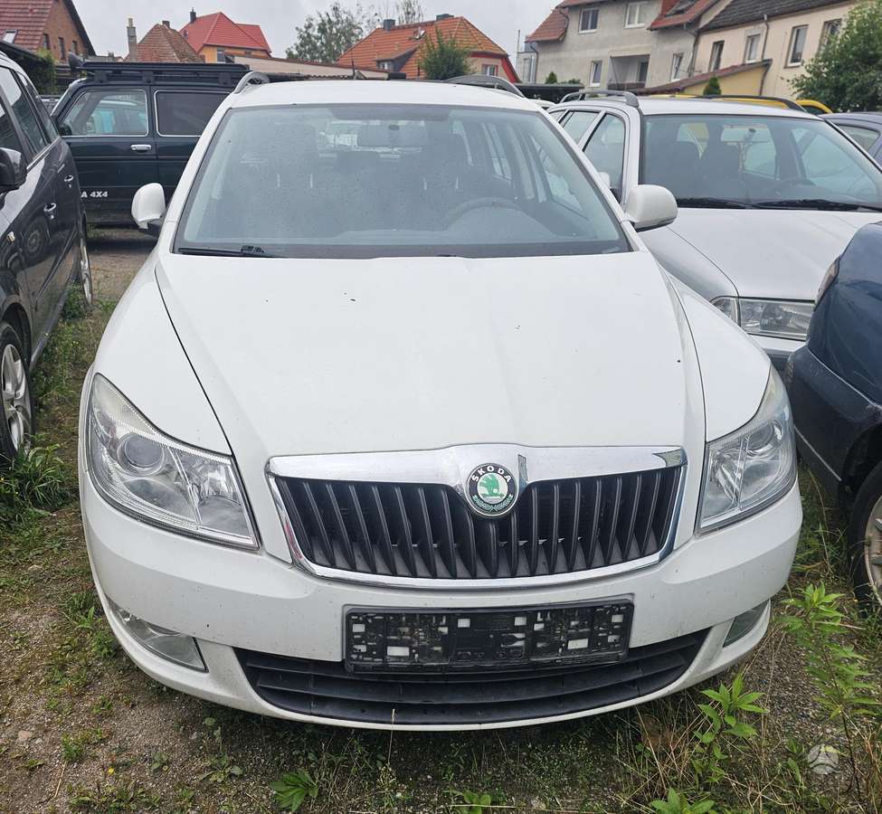 Skoda Octavia 2010 — rear view