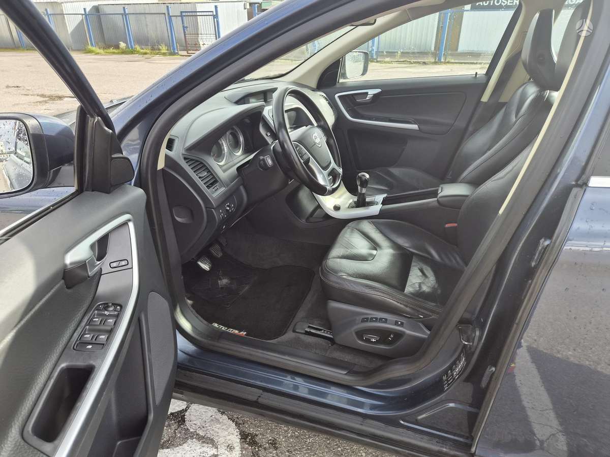 Volvo XC60 2010 — photo 10