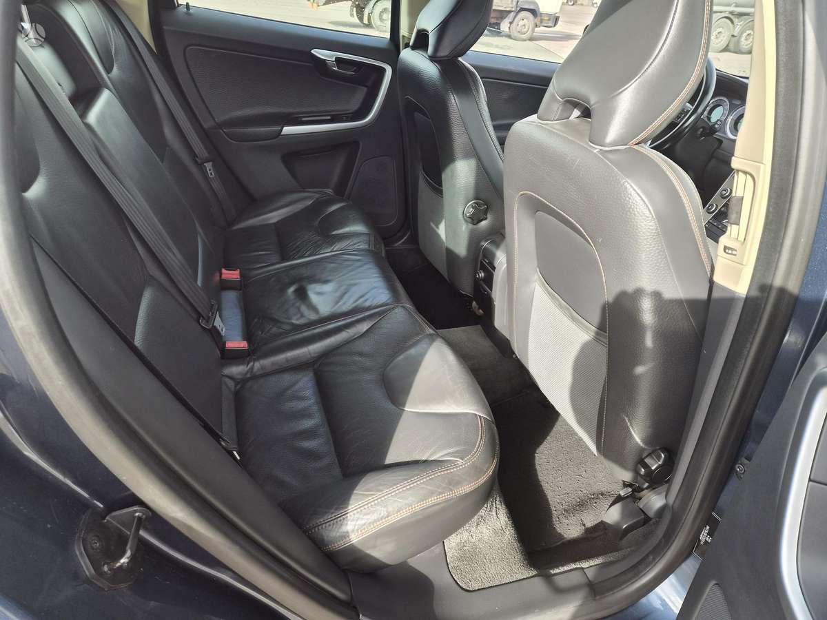 Volvo XC60 2010 — photo 12