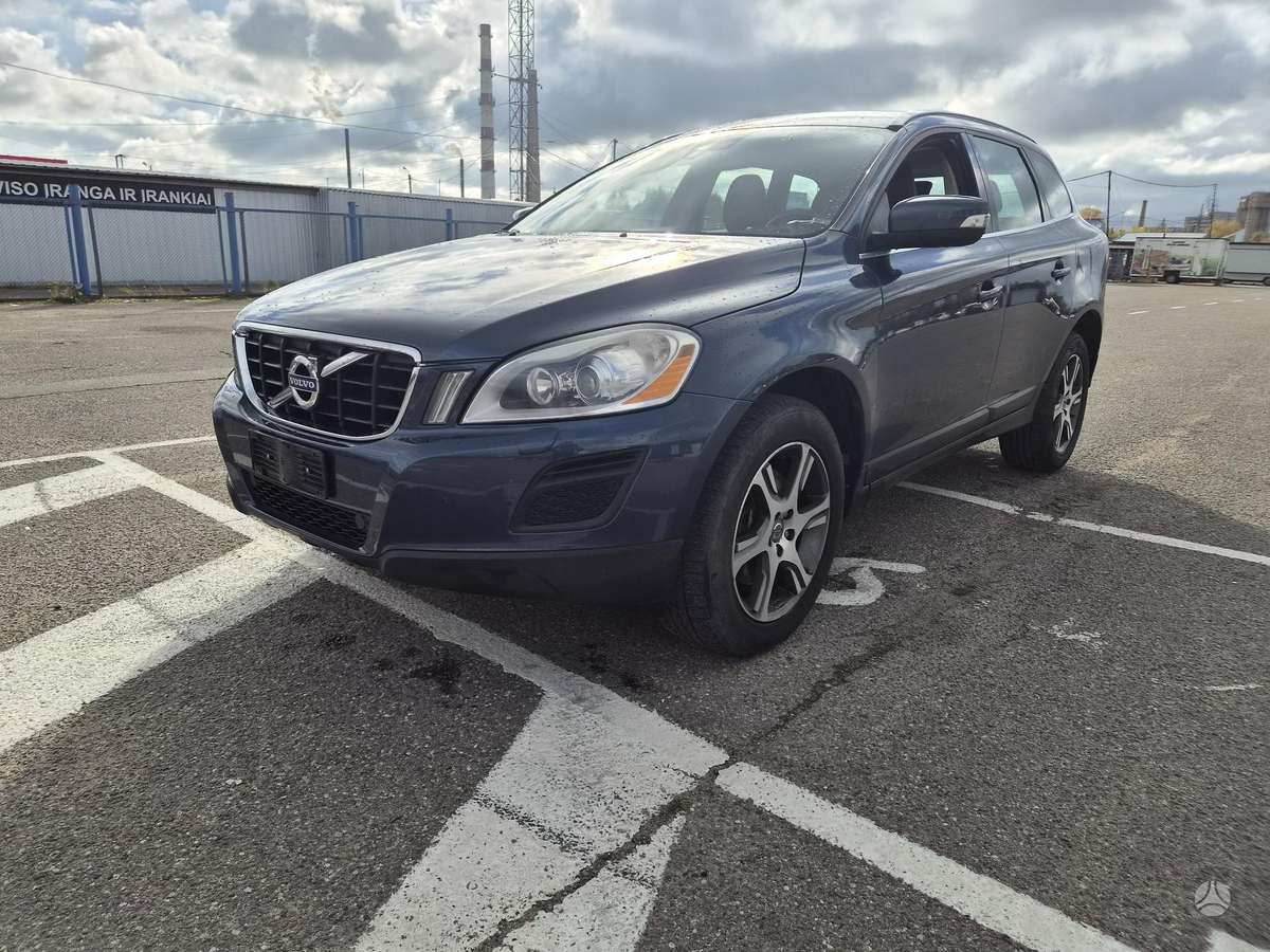 Volvo XC60 2010 — rear view